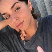 Profesora de matemáticas imparte clase a niños de todas las edades